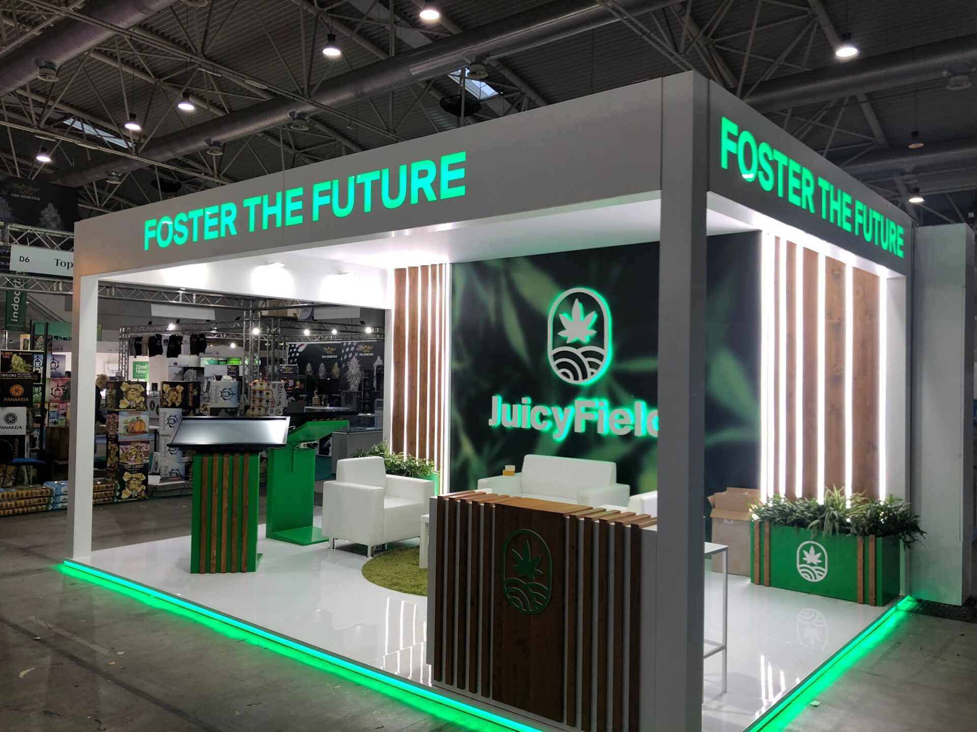 Stand fieristico personalizzato con illuminazione e area accoglienza