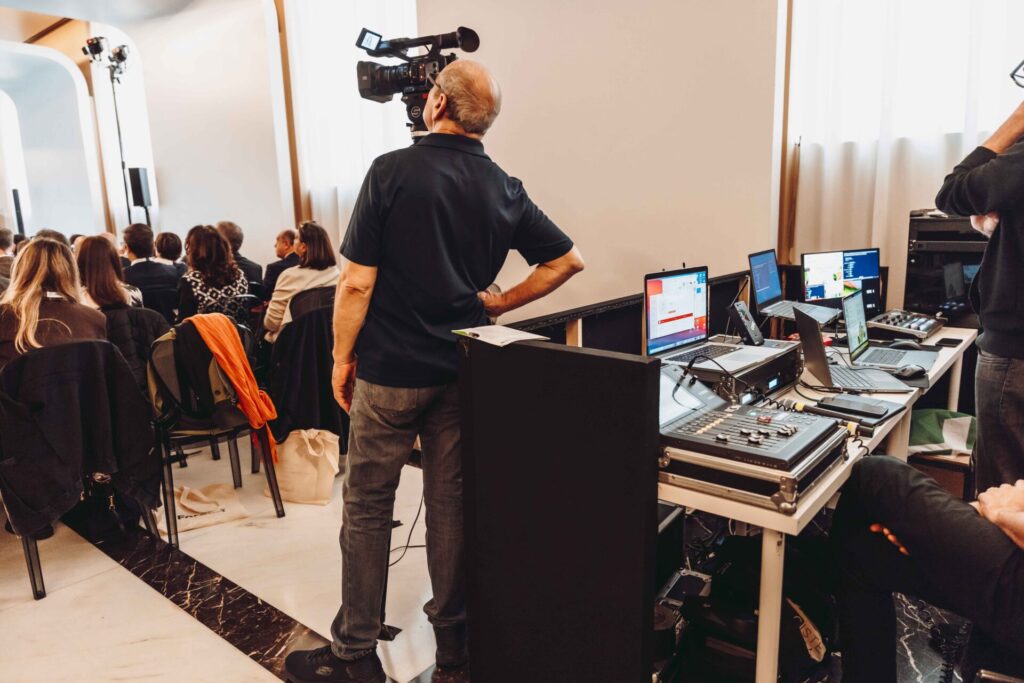 Regia tecnica e operatore video durante un evento aziendale