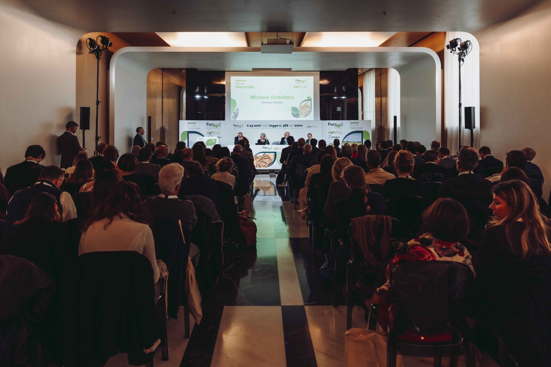 Sala conferenze con pubblico, palco e allestimento per un evento aziendale