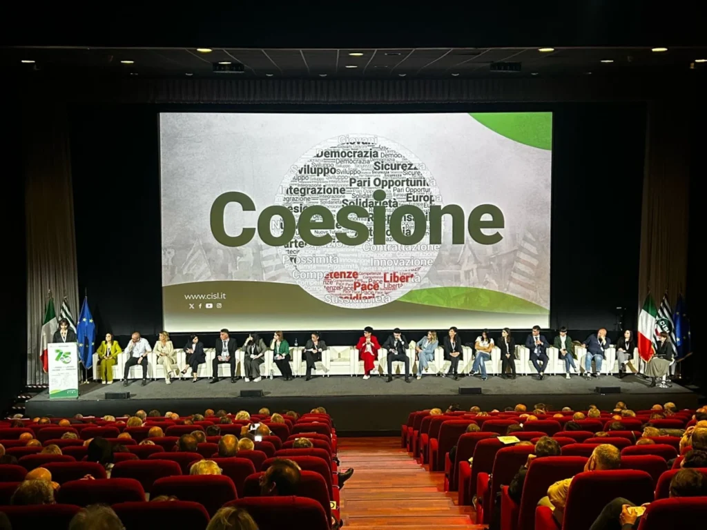 Platee e palco durante un evento congressuale