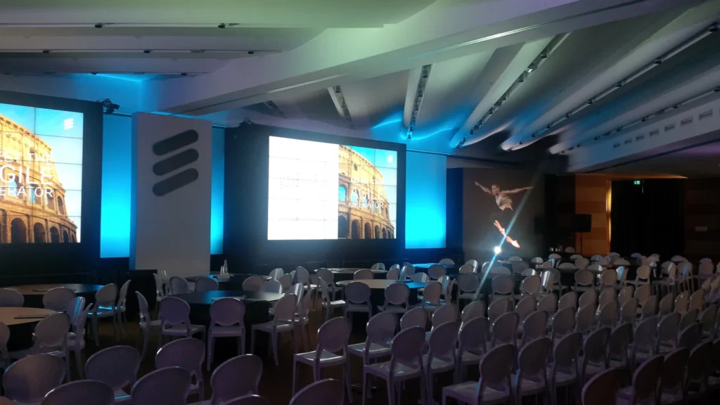 Sala con platea e schermi per un meeting aziendale