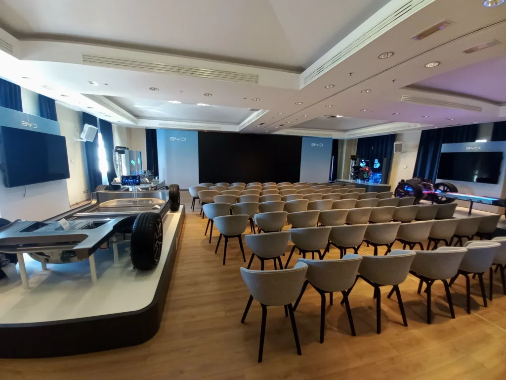 Sala allestita a platea con palco e monitor